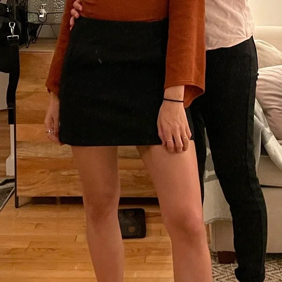 Black Zara mini skirt - Picture 3 of 4